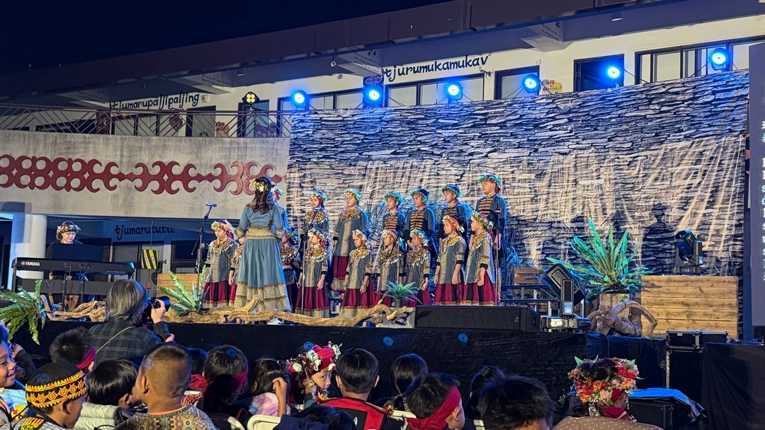 採集部落傳統歌謠納入藝文教學，長期耕耘合唱教學，在親師生合作下連續多年取得全國鄉土歌謠特優的榮譽，也多次受邀參加各大展演，持續將歌謠之美傳承推廣。